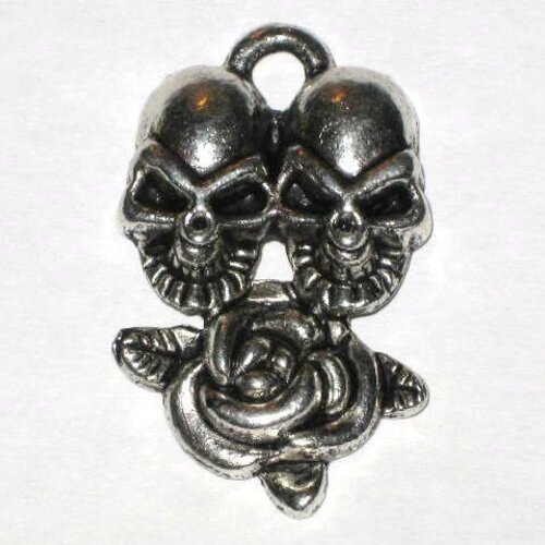 Pendentif deux skulls et rose métal argenté 