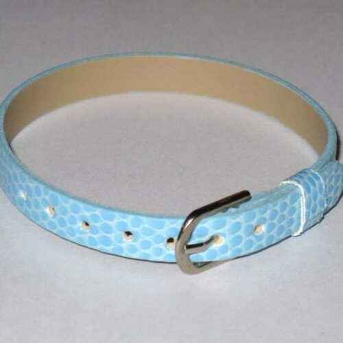 Un bracelet imitation cuir aspect croco bleu clair 