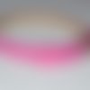 Un bracelet imitation cuir aspect croco fuchsia 