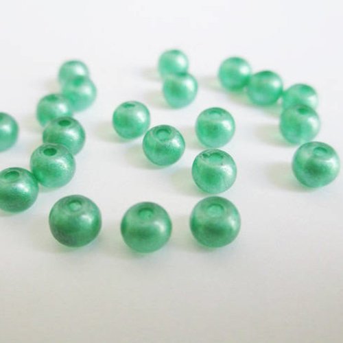 20 perles vert  brillant en verre  4mm
