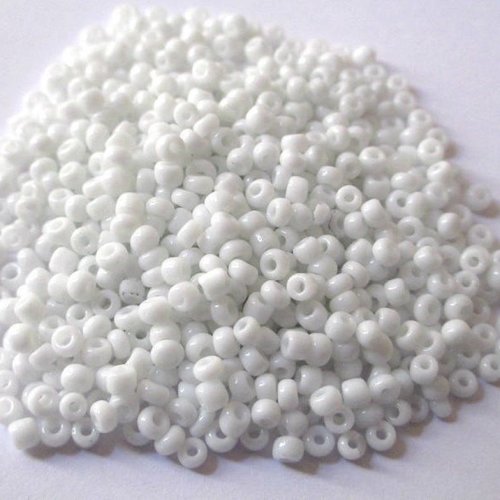 10gr perles de rocaille blanc en verre  3mm  (ref 79)