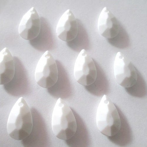10 pendentifs goutte à facettes opaque acrylique blanc 20x12x5mm