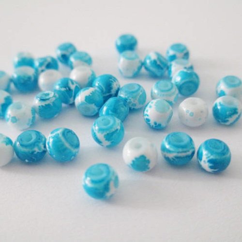 50 perles en verre blanches mouchetées bleu 4mm