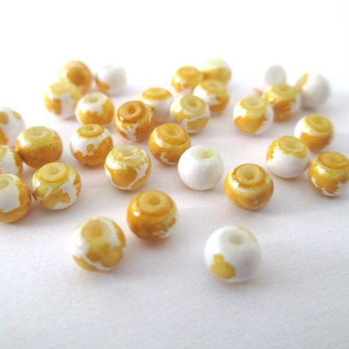 50 perles en verre blanches mouchetées jaune 4mm
