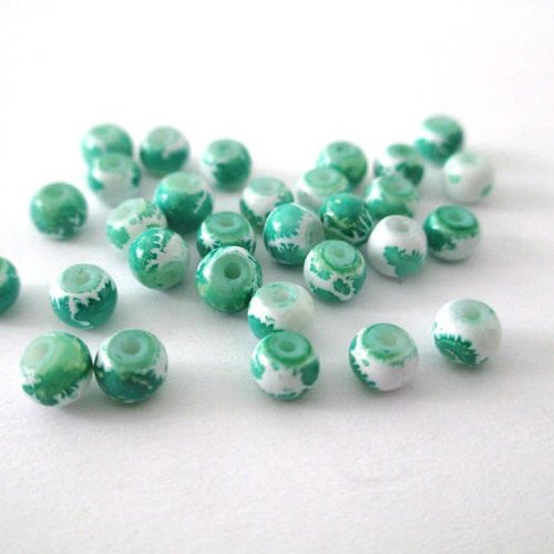 50 perles en verre blanches mouchetées vert 4mm