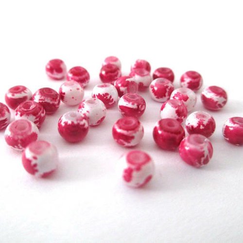 50 perles en verre blanches mouchetées fuchsia 4mm