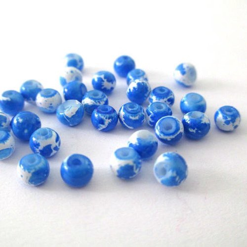 50 perles en verre blanches mouchetées bleu foncé 4mm