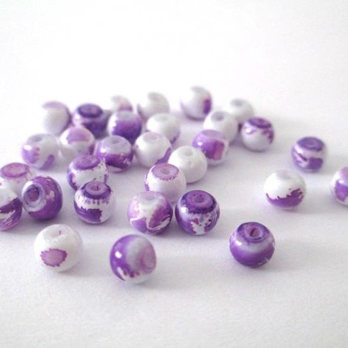 50 perles en verre blanches mouchetées violet 4mm