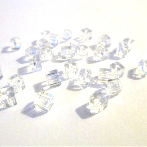 50 perles en verre carré de couleur transparente 4mm (4pv45)