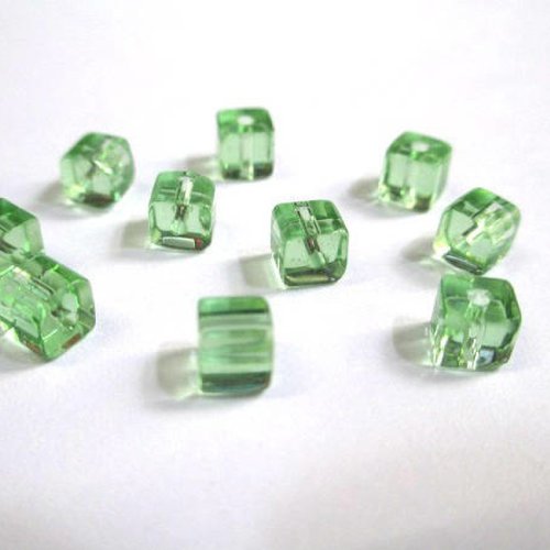 50 perles en verre carré de couleur verte 4mm (4pv50)