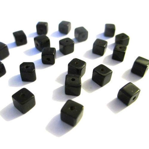 50 perles en verre carré de couleur noire 4mm (4pv51)