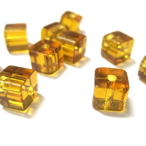 10 perles carré miel en verre  6x6mm