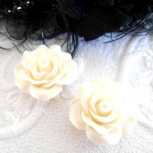2 cabochons 20 mm fleurs blanche acrylique 
