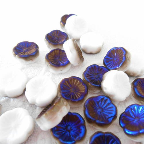Perles x 6 fleurs hawai en verre  bohème tchèque blanc et irisé bleu. 