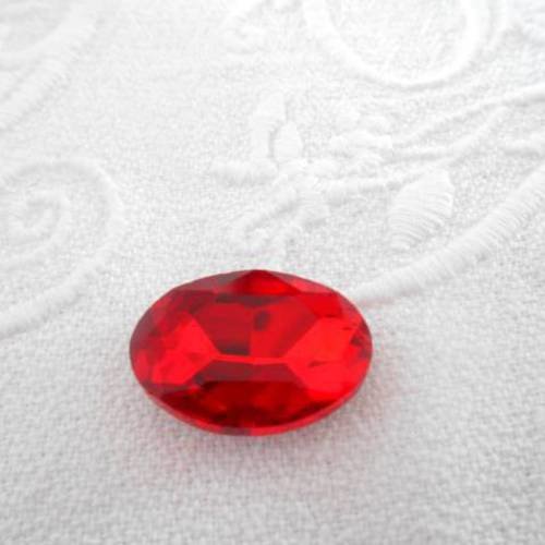 Un cabochon strass ovale 13 x 18 mm cristal rouge à facettes. 