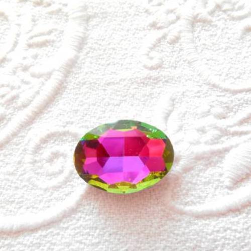 Un cabochon strass ovale 13 x 18 mm cristal rose et vert à facettes. 