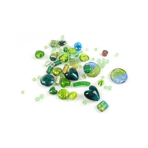 Un assortiment de perles en verre de couleur verte forme variable. 