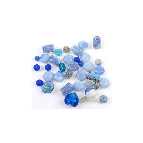 Un assortiment de perles en verre de couleur bleue forme variable. 