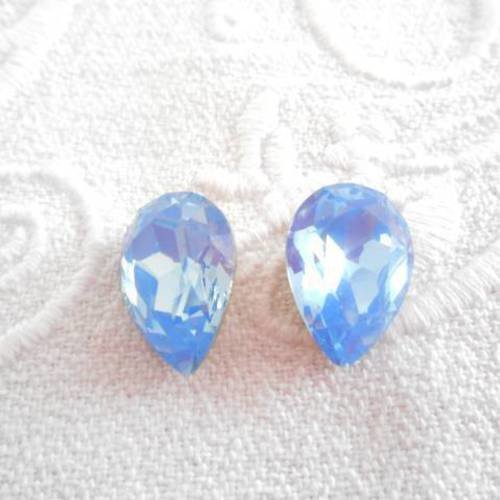 Un lot de 2 cabochons gouttes 14 x 10 mm demi perles facettées en cristal bleu ciel opale. 