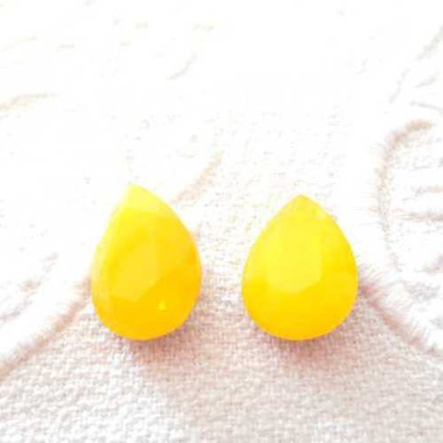Un lot de 2 cabochons goutte 14 x 10 mm demi perles facetté en cristal jaune mat. 