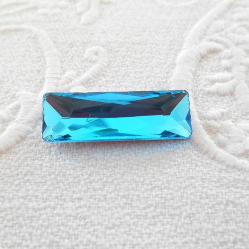 Un cabochon rectangle 8 x 24 mm strass cristal  turquoise. 