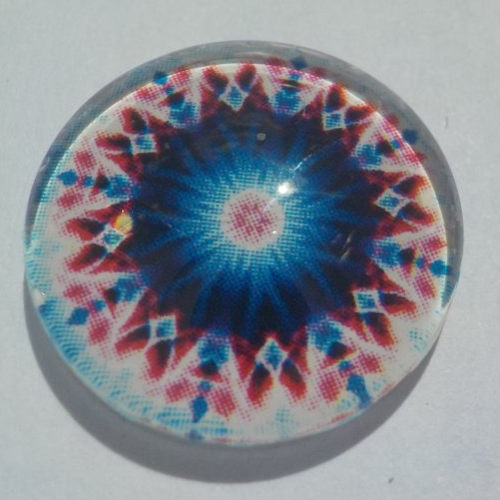 Cabochon avec son image de mandala, bleu, rouge, en verre, rond, 18 mm