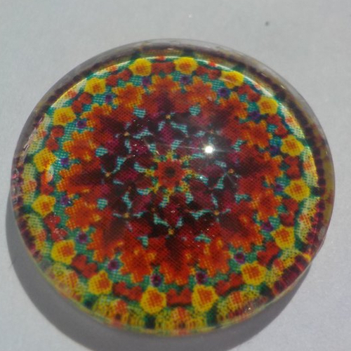 Cabochon avec son image de mandala, rouge, en verre, rond, 18 mm