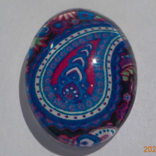 Cabochon, ovale, d'arabesques, bleu, fuchsia,en verre 25 x 18 mm