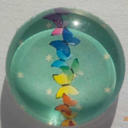 Cabochon en verre, envolé de papillons, multicolore, rond, en 20 mm, fond vert,