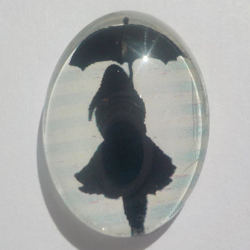Cabochon femme au parapluie, ovale, 18x25 mm, verre, noir, bleu,