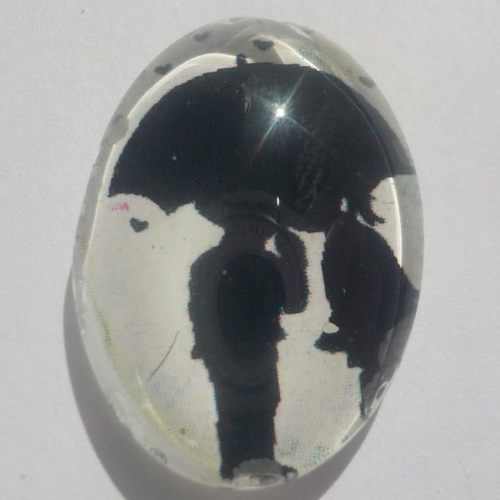 Cabochon couple sous parapluie, ovale, 18x25 mm, verre, noir, beige,