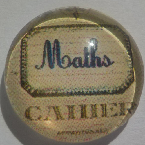 Cabochon d'écriture maths/école/18 mm/confection bijoux/verre/beige/bleu marine