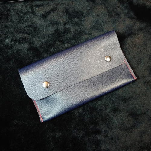 Porte monnaie pochette rangement trousse maquillage toilette en cuir de veau véritable couleur bleu marine intérieur rouge