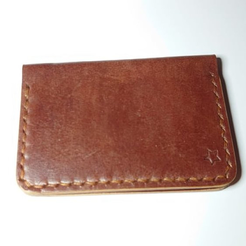 Porte carte bleu en cuir de veau acajou lisse cousu main teint à la main - 10,5cm x 7,5cm