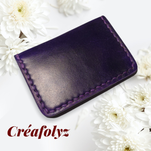 Porte carte bleu en cuir de veau violet lisse cousu main teint à la main - 10,5cm x 7,5cm