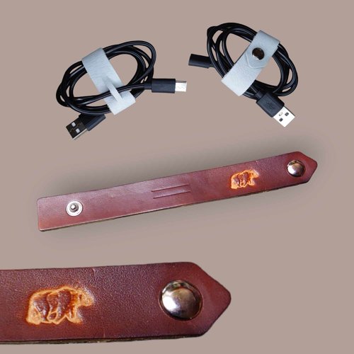 Range câble en cuir (personnalisable) pour chargeur câble informatique écouteur ou autre ( ours )