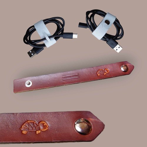 Range câble en cuir (personnalisable) pour chargeur câble informatique écouteur ou autre ( tortue )
