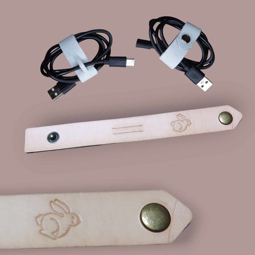 Range câble en cuir (personnalisable) pour chargeur câble informatique écouteur ou autre ( lapin )