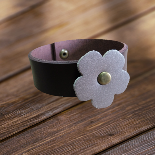 Bracelet en cuir avec fleur décoratrice ferme par un bouton pression