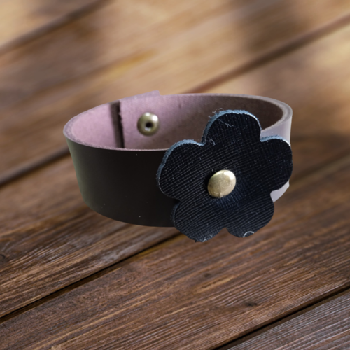 Bracelet en cuir avec fleur décoratrice ferme par un bouton pression