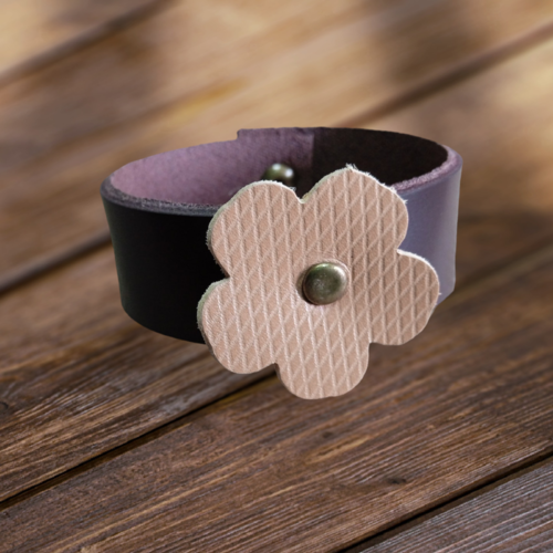 Bracelet en cuir avec fleur décoratrice ferme par un bouton pression