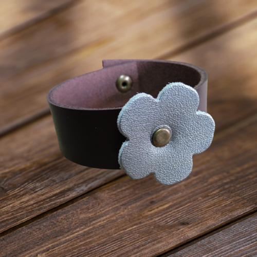 Bracelet en cuir avec fleur décoratrice ferme par un bouton pression