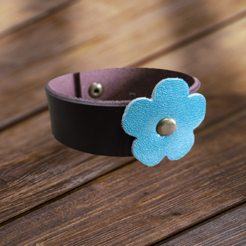 Bracelet en cuir avec fleur décoratrice ferme par un bouton pression