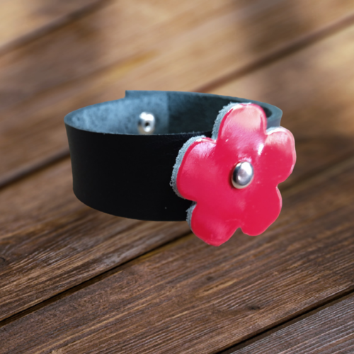 Bracelet en cuir avec fleur décoratrice ferme par un bouton pression