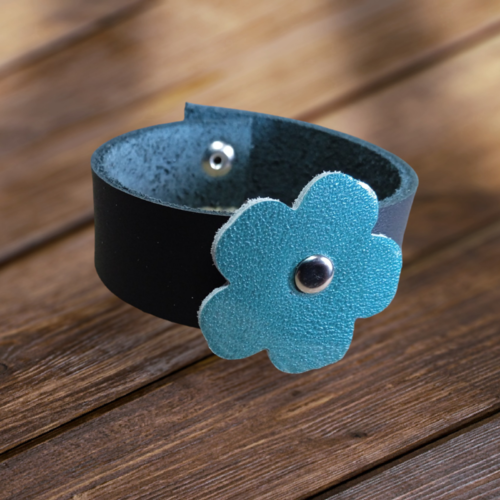 Bracelet en cuir avec fleur décoratrice ferme par un bouton pression