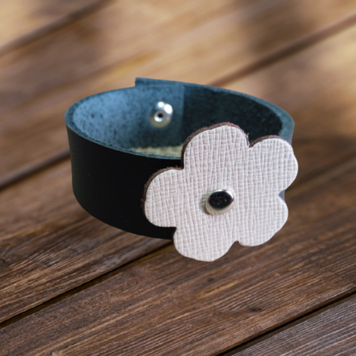 Bracelet en cuir avec fleur décoratrice ferme par un bouton pression