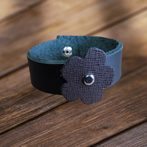 Bracelet en cuir avec fleur décoratrice ferme par un bouton pression