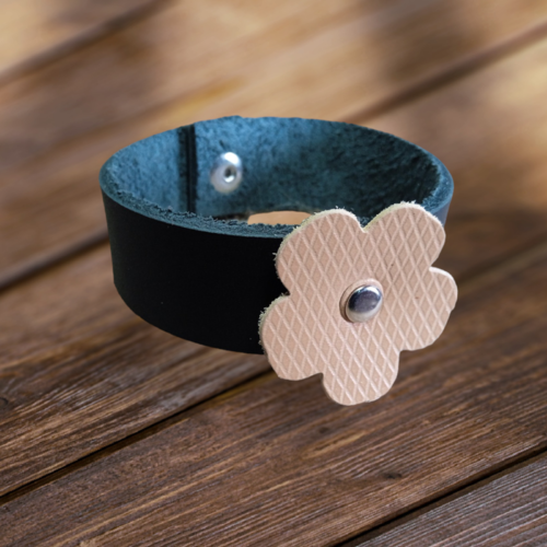 Bracelet en cuir avec fleur décoratrice ferme par un bouton pression