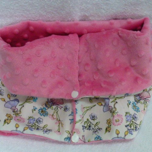 Snood avec ouverture pressions en polaire minky rose et coton orné de fillettes multicolores 7/9 ans