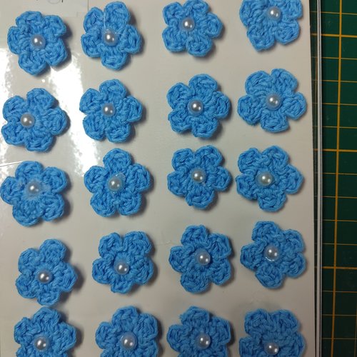20 mini fleurs au crochet